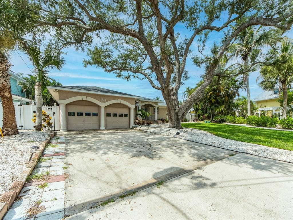 1826 VENETIAN POINT DRIVE photo 2