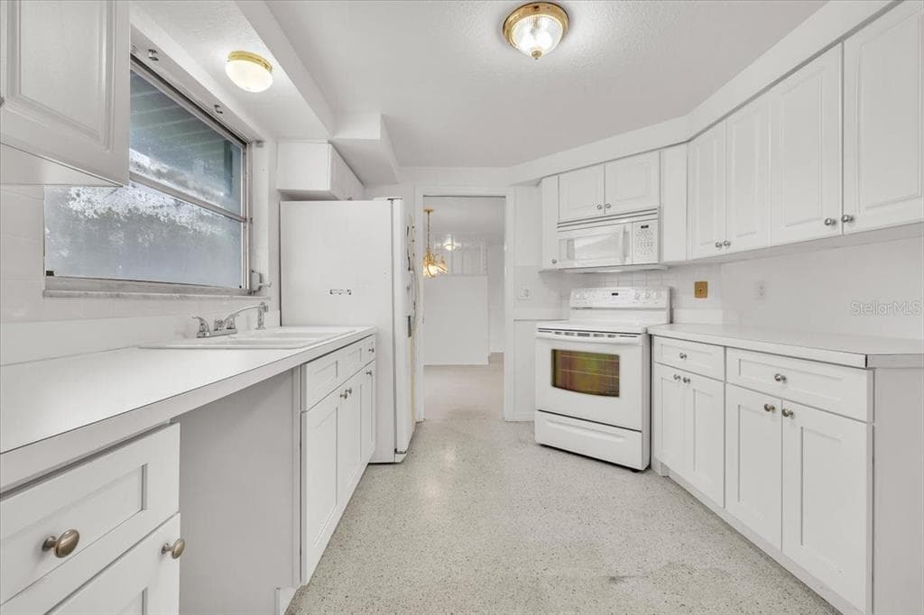 3395 PINETREE STREET photo 8