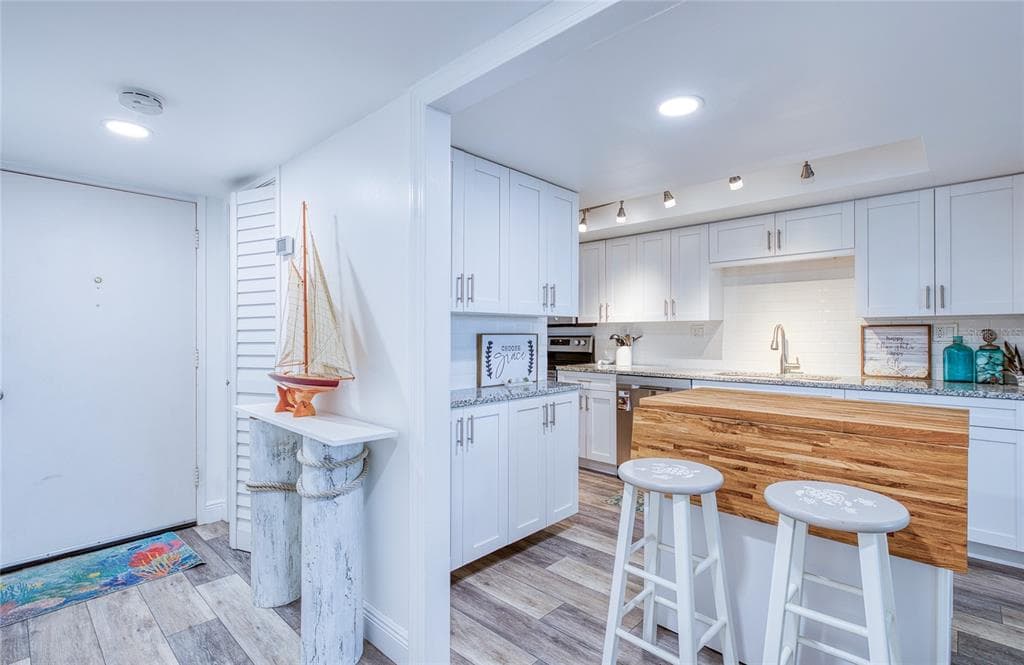 7400 SUN ISLAND DRIVE S 709 photo 13