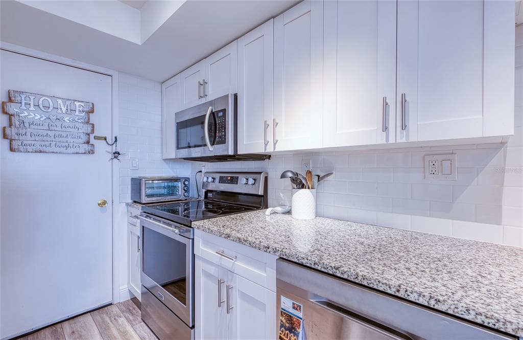 7400 SUN ISLAND DRIVE S 709 photo 12