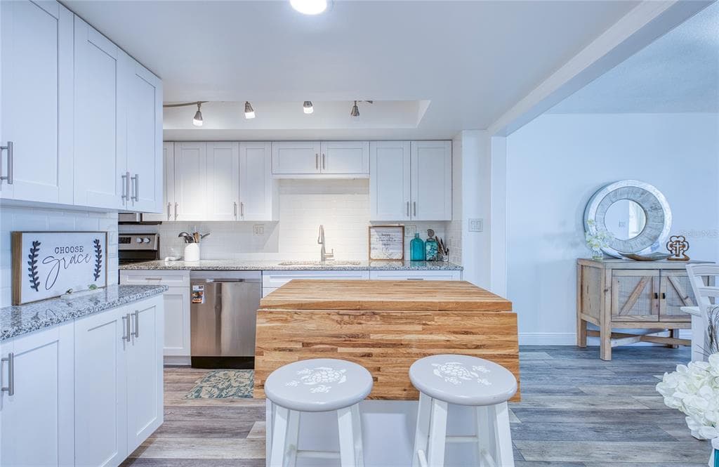 7400 SUN ISLAND DRIVE S 709 photo 7