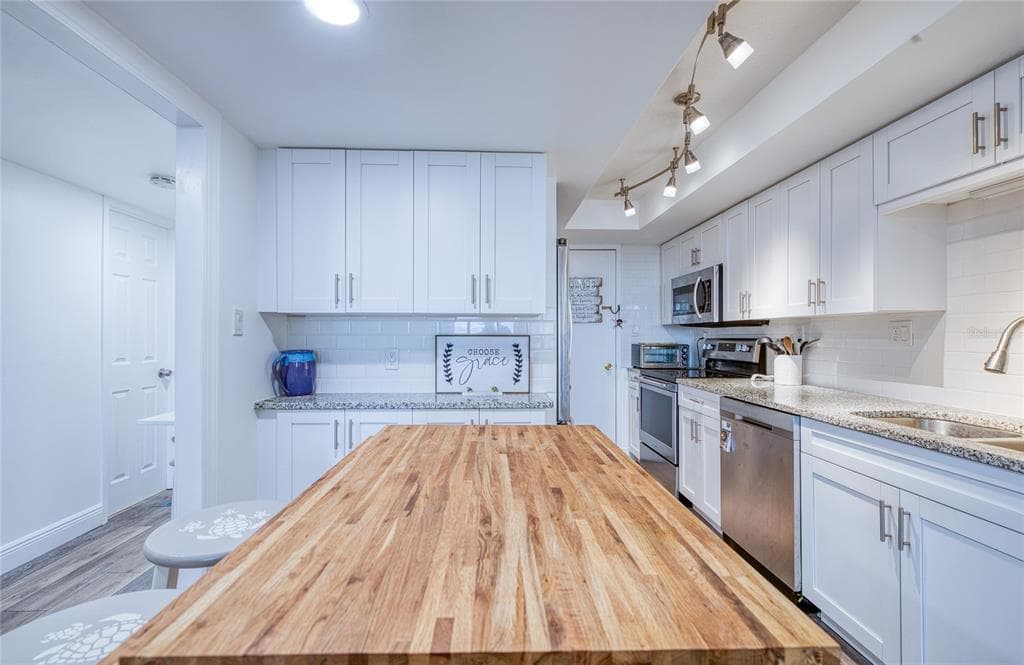 7400 SUN ISLAND DRIVE S 709 photo 9