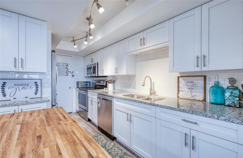 7400 SUN ISLAND DRIVE S 709 photo 10