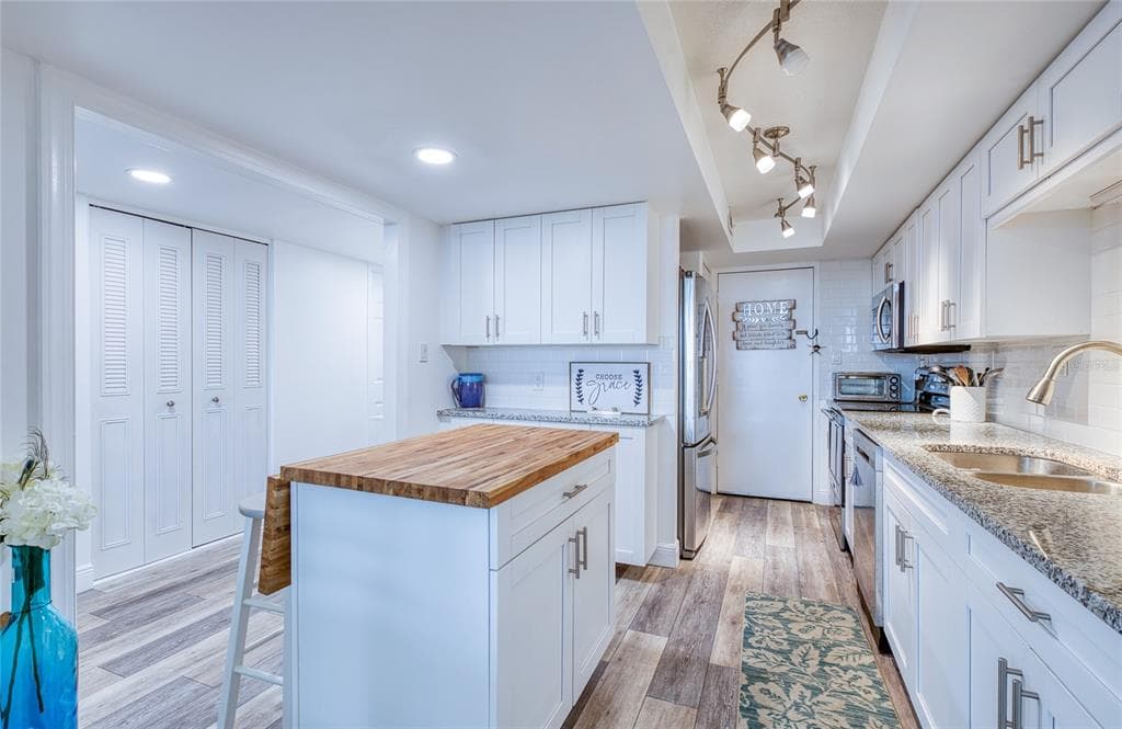 7400 SUN ISLAND DRIVE S 709 photo 8