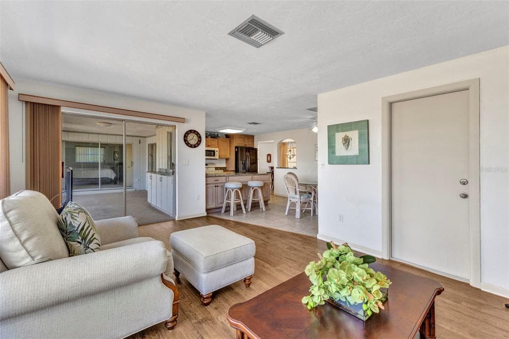 2350 W MARION AVENUE photo 6