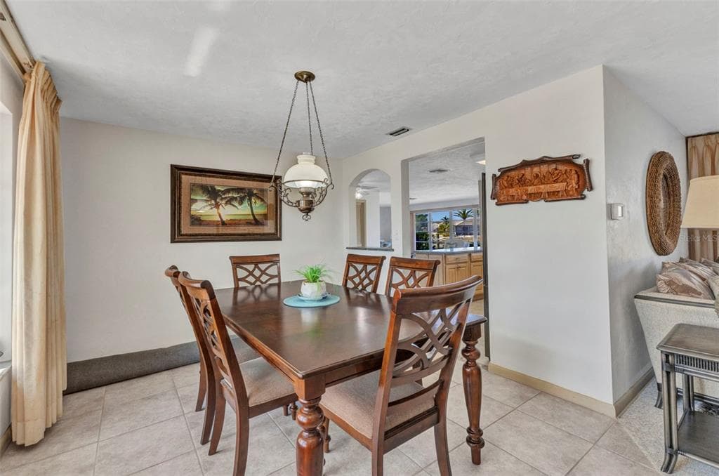 2350 W MARION AVENUE photo 7