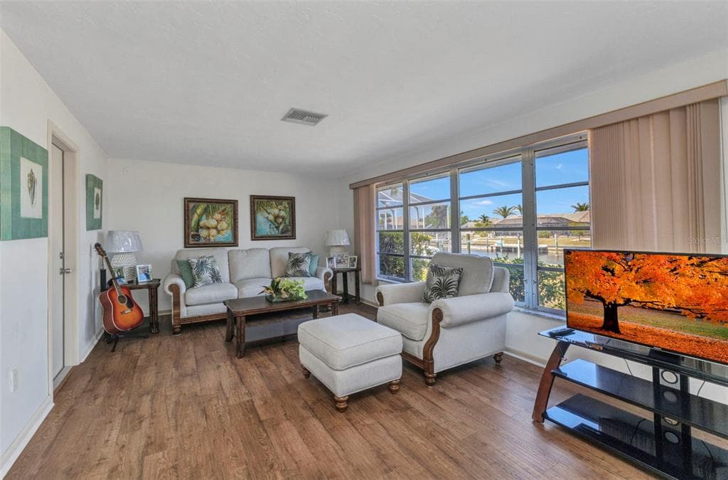 2350 W MARION AVENUE photo 5