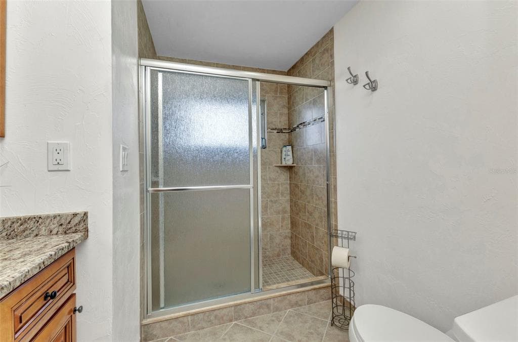 2350 W MARION AVENUE photo 14