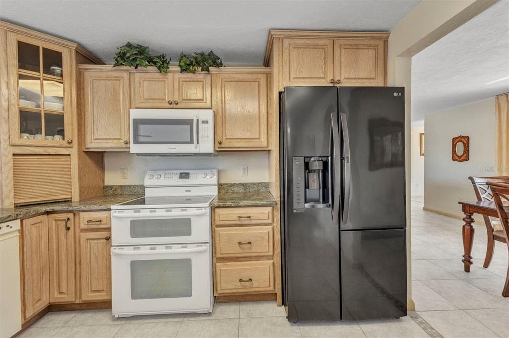 2350 W MARION AVENUE photo 25
