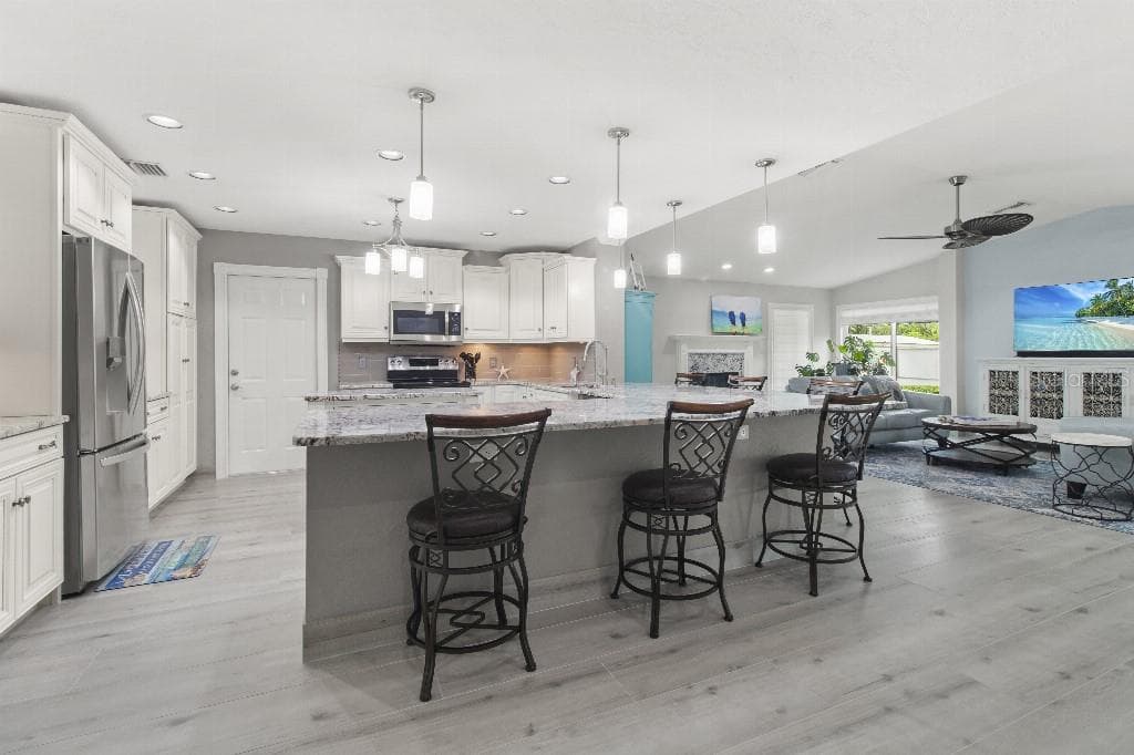 810 25TH AVENUE W photo 5