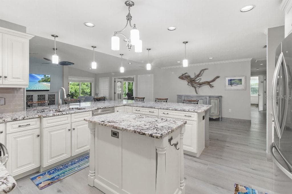 810 25TH AVENUE W photo 9