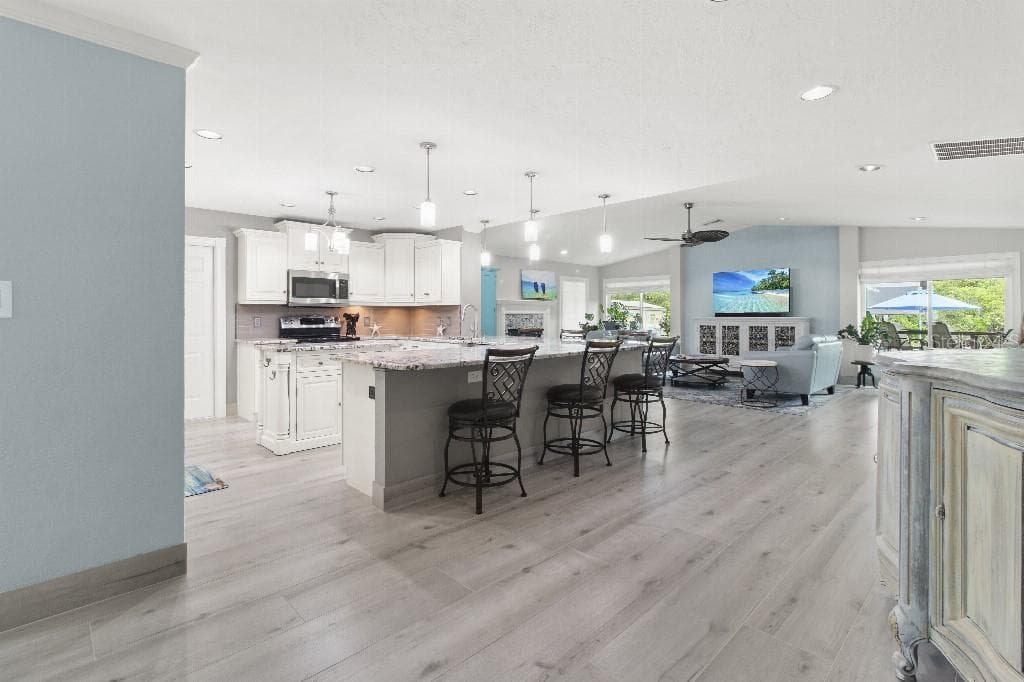 810 25TH AVENUE W photo 4