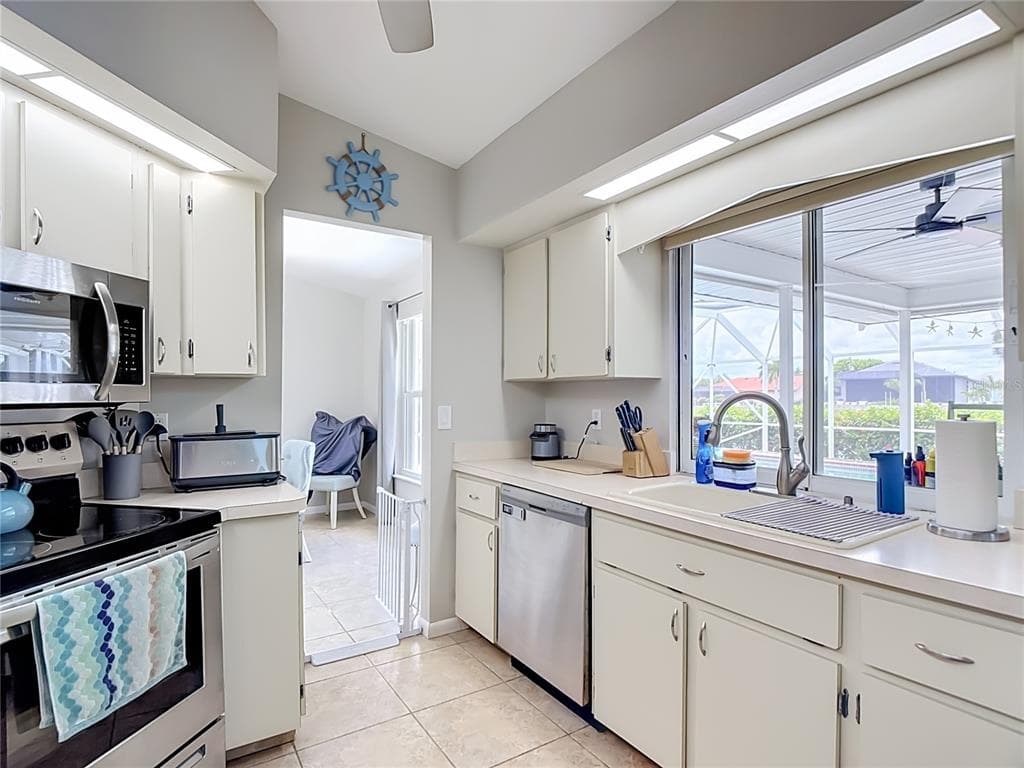 1438 SEA FAN DRIVE photo 17