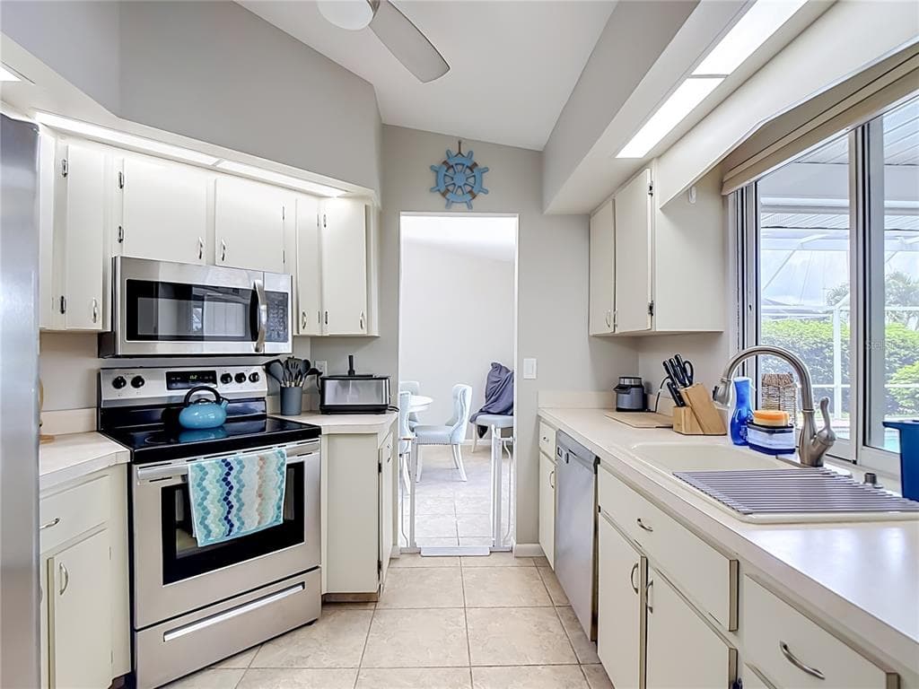 1438 SEA FAN DRIVE photo 18
