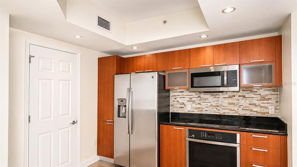 241 RIVERSIDE DRIVE 608 photo 5