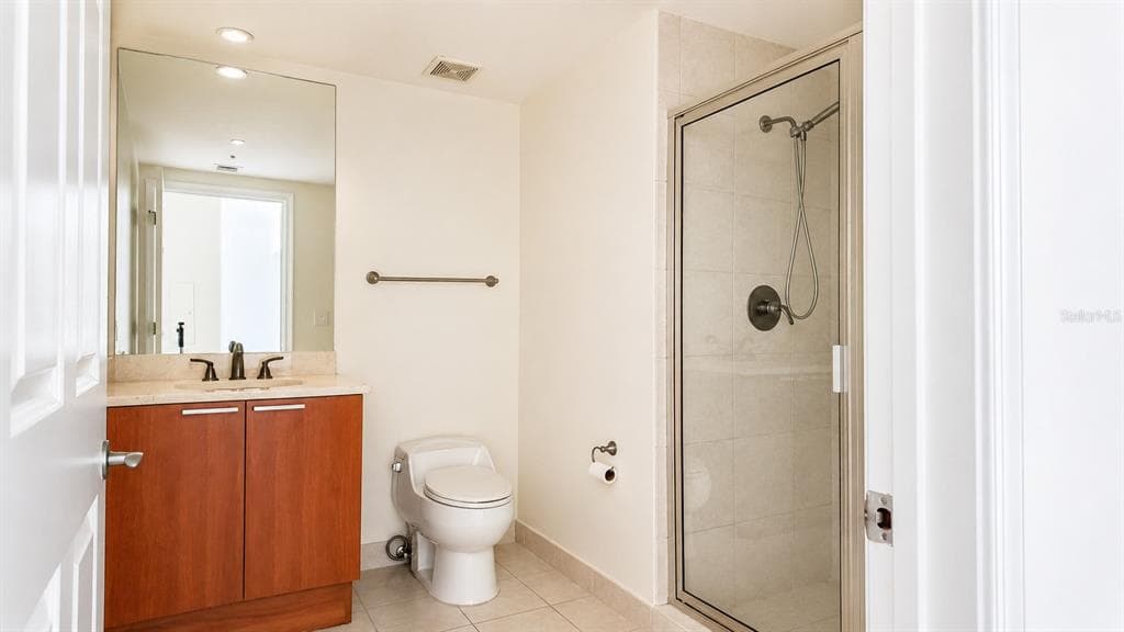 241 RIVERSIDE DRIVE 608 photo 9