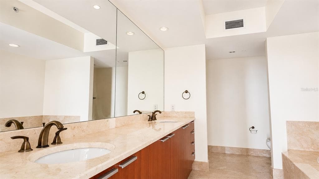 241 RIVERSIDE DRIVE 608 photo 11