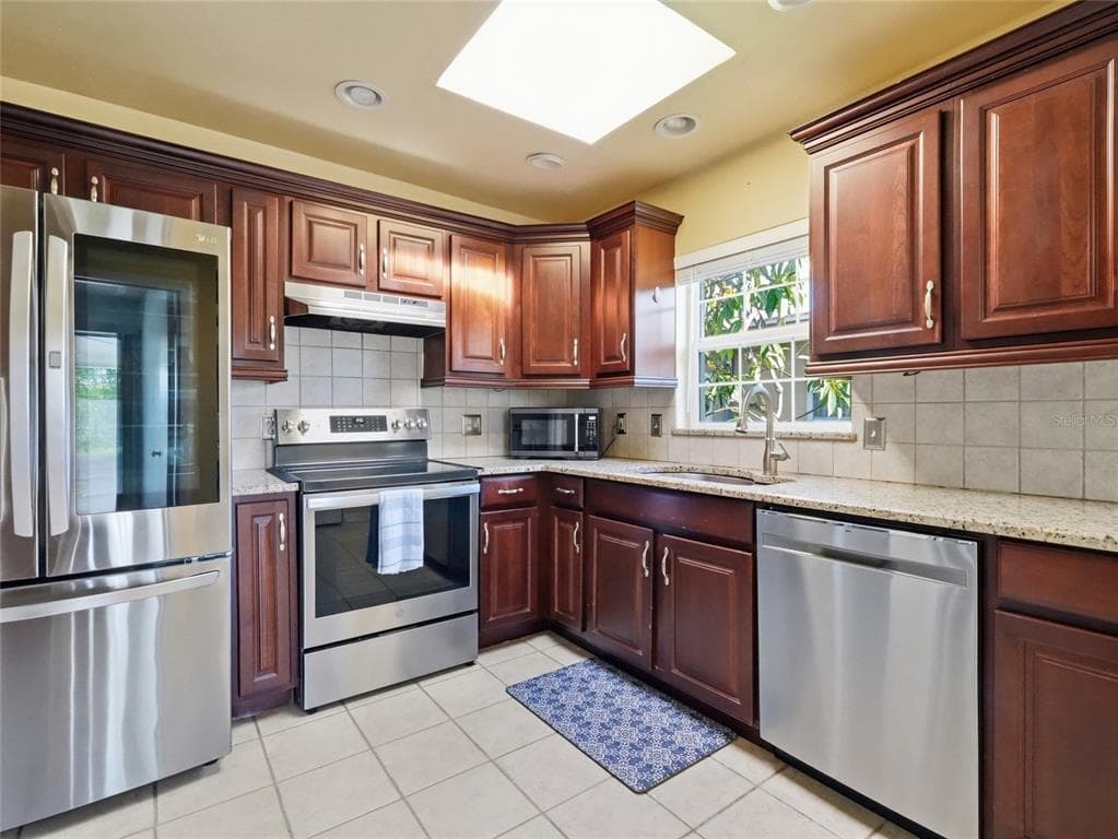 181 DUXBURY AVENUE photo 22