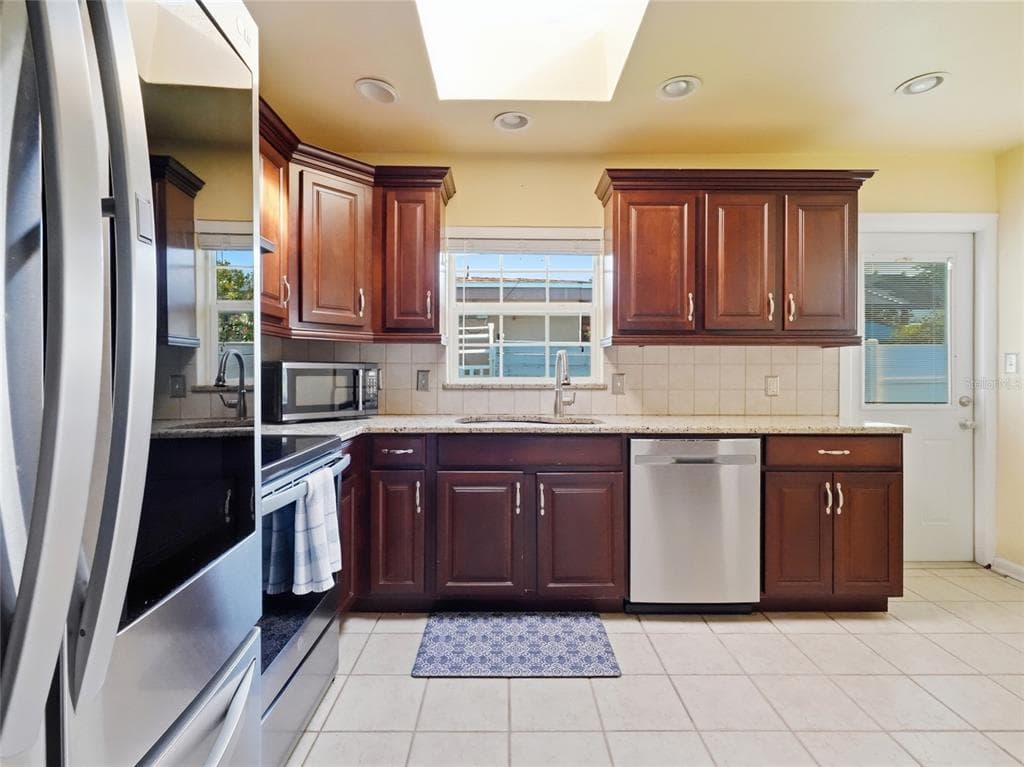 181 DUXBURY AVENUE photo 24