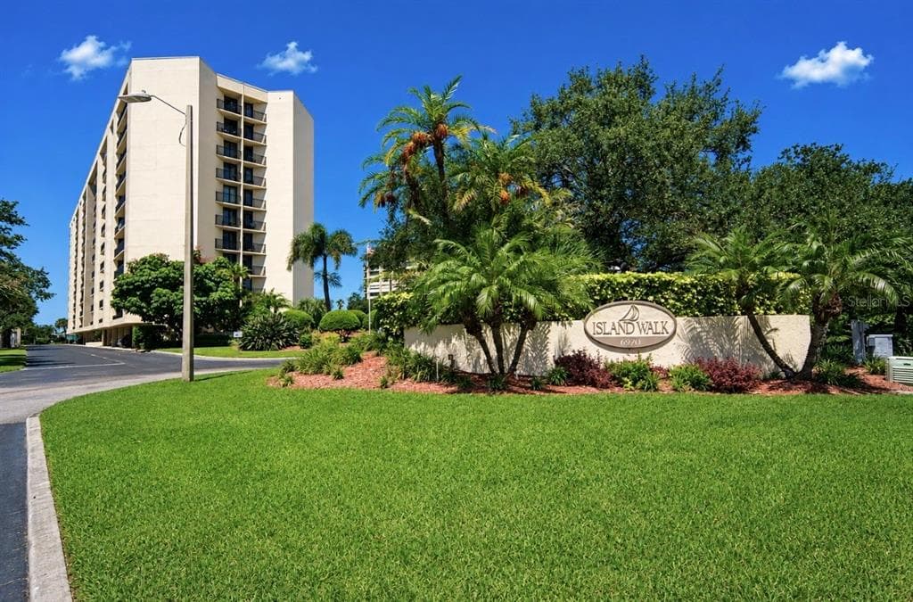 690 ISLAND WAY 501 photo 2