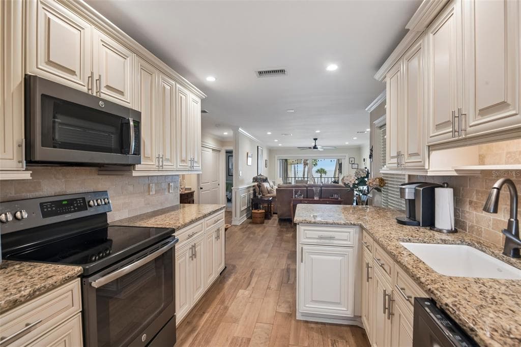 7300 SUNSHINE SKYWAY LANE 206 photo 9