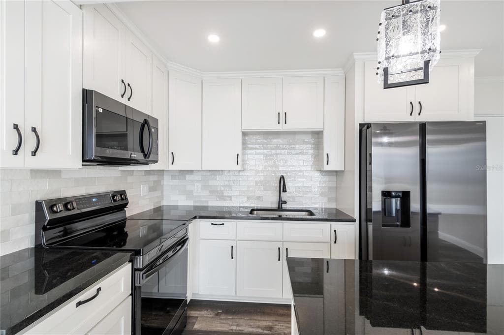 31 ISLAND WAY 703 photo 10