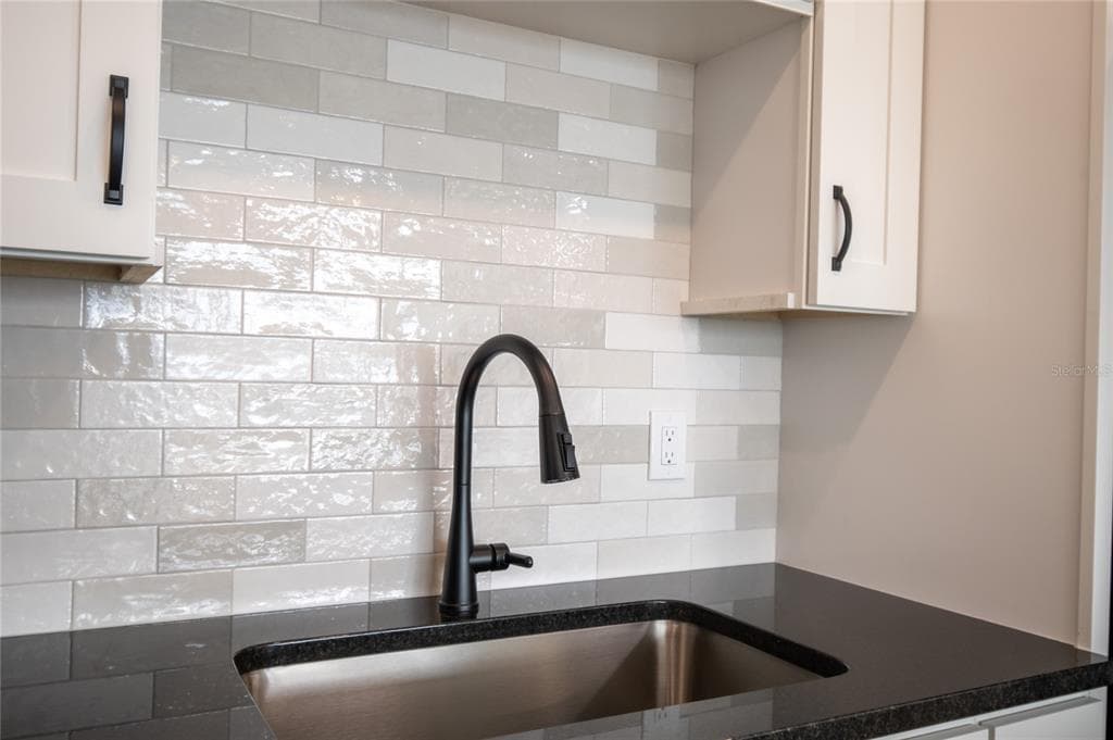 31 ISLAND WAY 703 photo 14