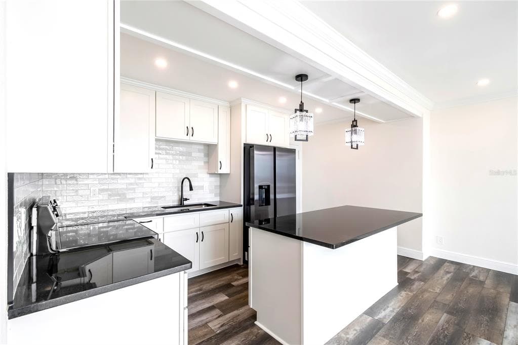31 ISLAND WAY 703 photo 11