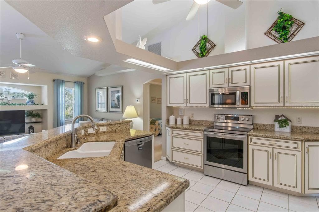 4875 HANSARD AVENUE photo 14