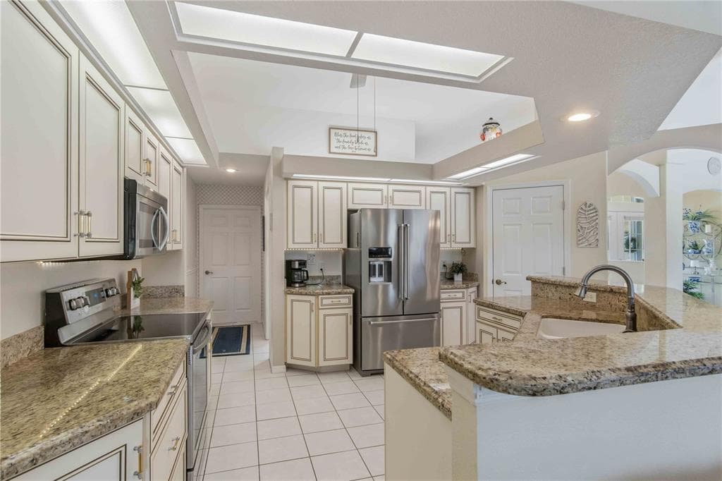 4875 HANSARD AVENUE photo 19