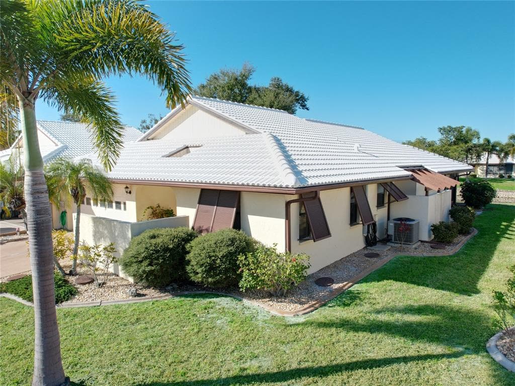 137 DRIFTING SANDS DRIVE photo 2