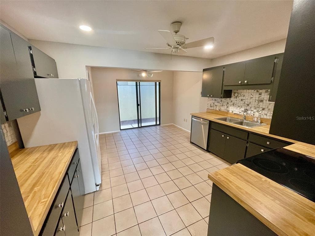 137 DRIFTING SANDS DRIVE photo 20