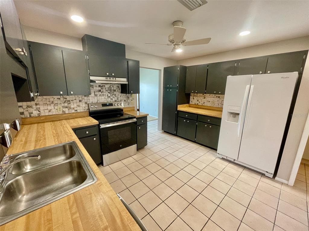 137 DRIFTING SANDS DRIVE photo 18