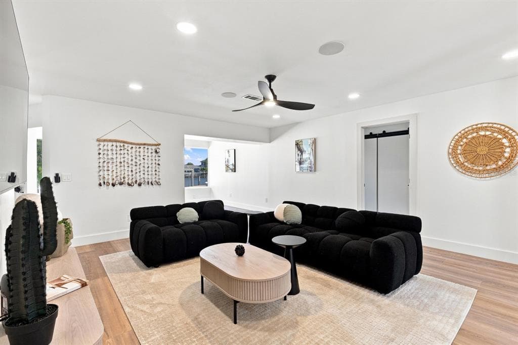 320 PALM ISLAND NE photo 17