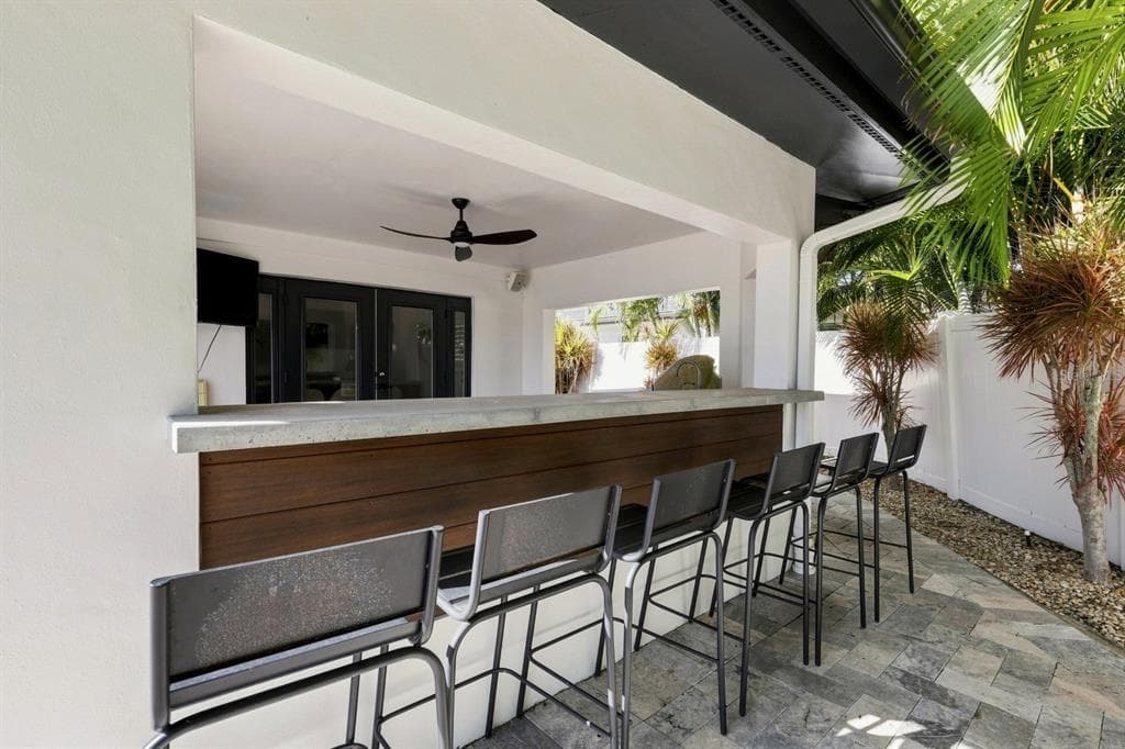 320 PALM ISLAND NE photo 10