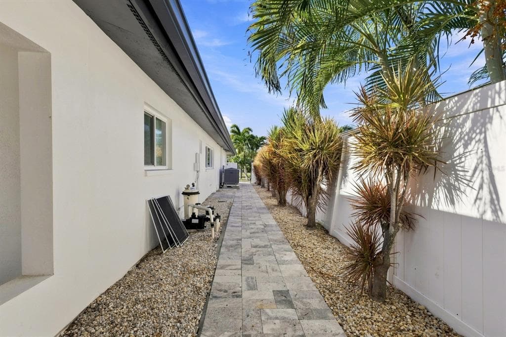 320 PALM ISLAND NE photo 11