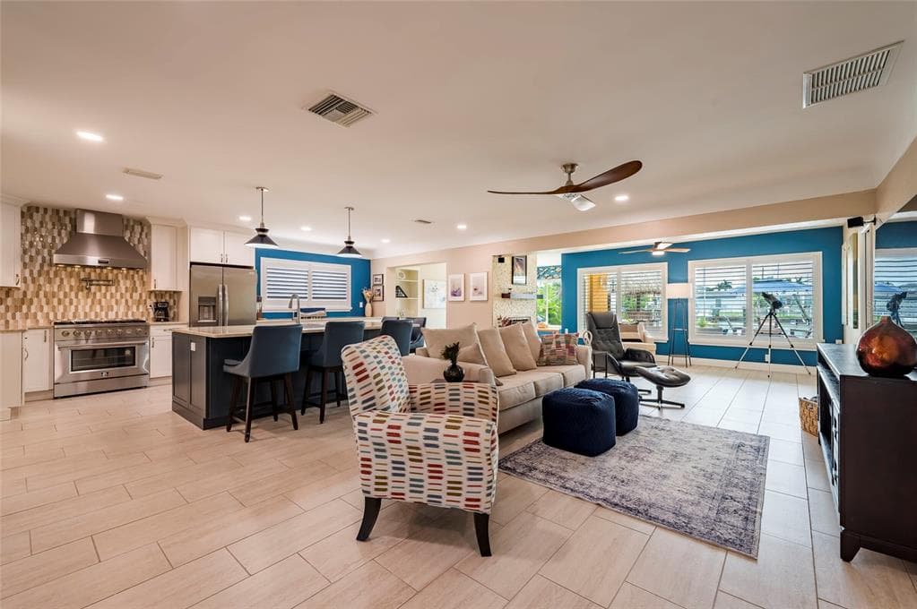 541 CRYSTAL DRIVE photo 4