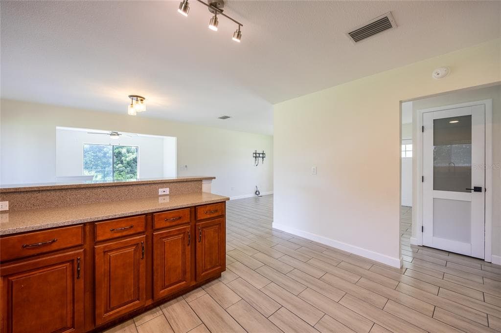 2016 PELLAM BOULEVARD photo 18