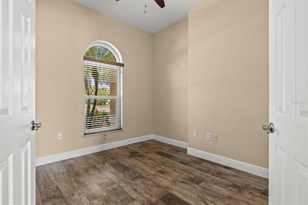 203 LAKE VICTORIA COURT photo 9