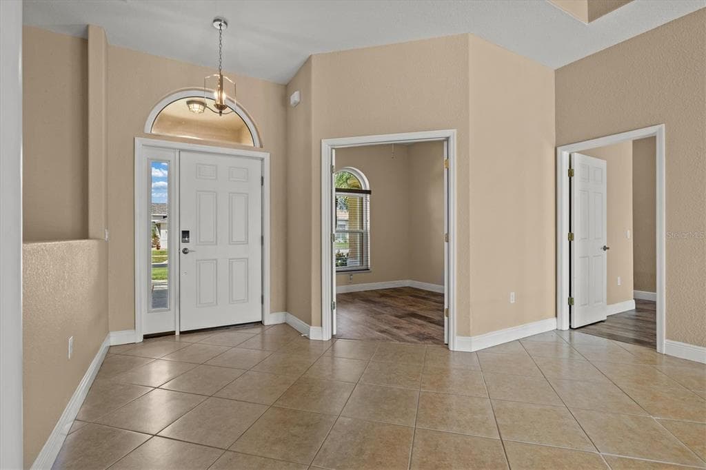 203 LAKE VICTORIA COURT photo 8