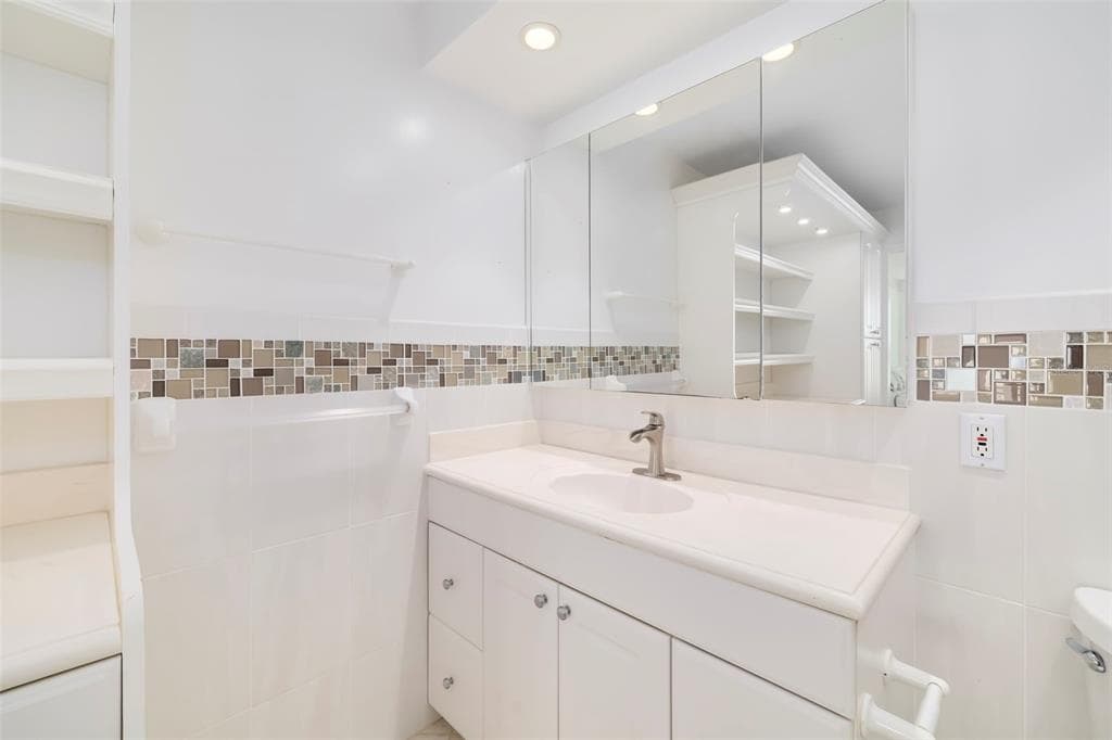 19 WHISPERING SANDS DRIVE 201 photo 22