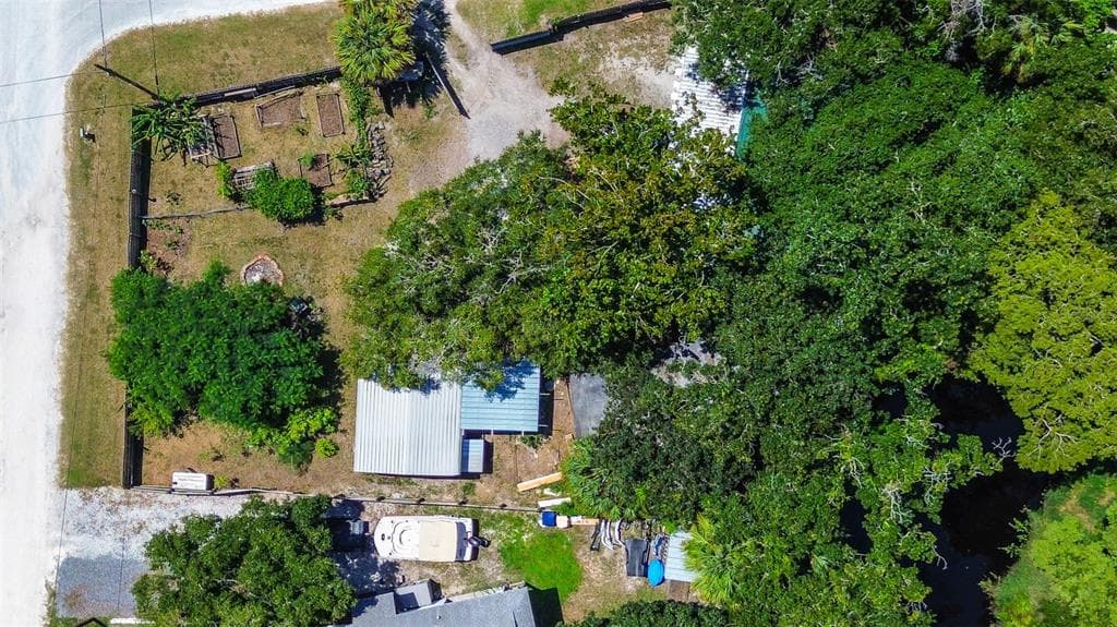 7033 CREEK DRIVE photo 2