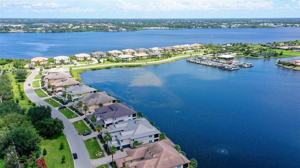 1041 RIVERSCAPE STREET 1041 photo 4
