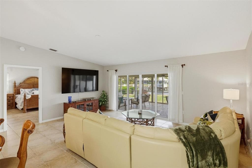 2521 W MARION AVENUE 311 photo 22