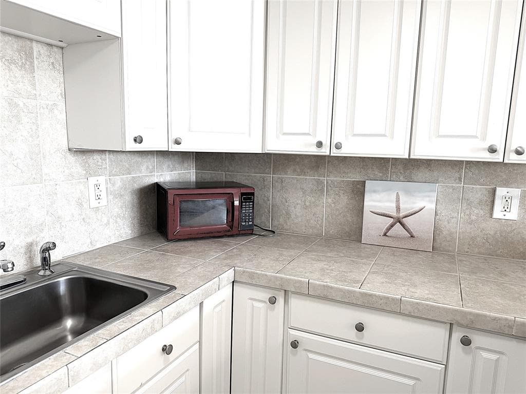 7665 SUN ISLAND DRIVE S 409 photo 6