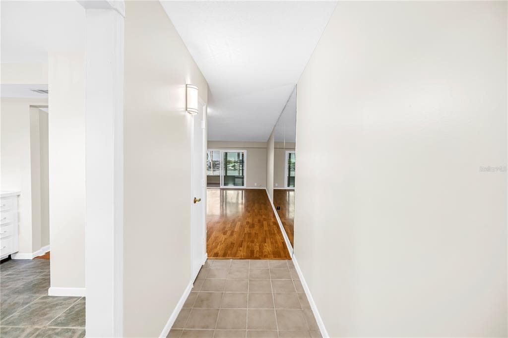 1868 SHORE DRIVE S 310 photo 2