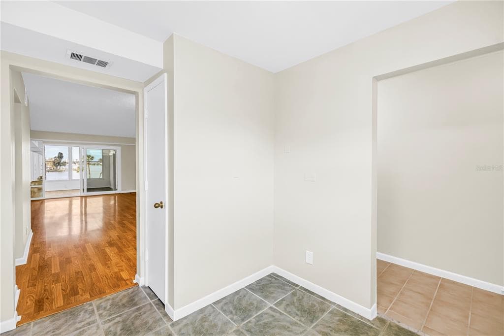 1868 SHORE DRIVE S 310 photo 6