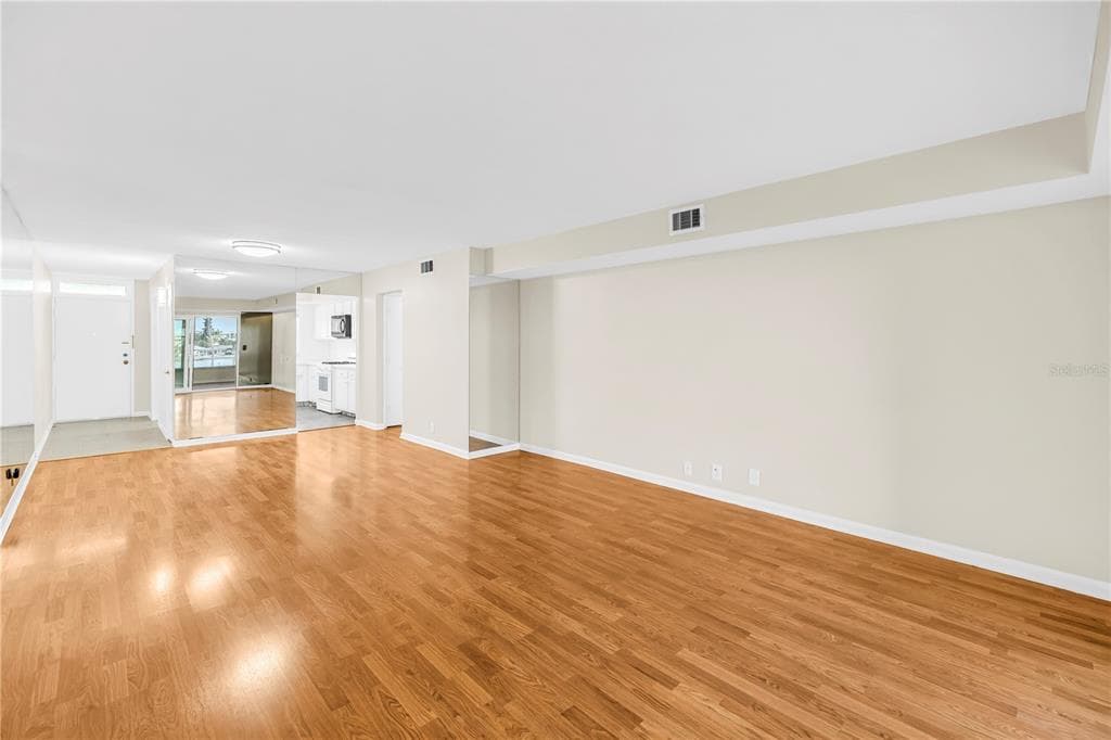 1868 SHORE DRIVE S 310 photo 12
