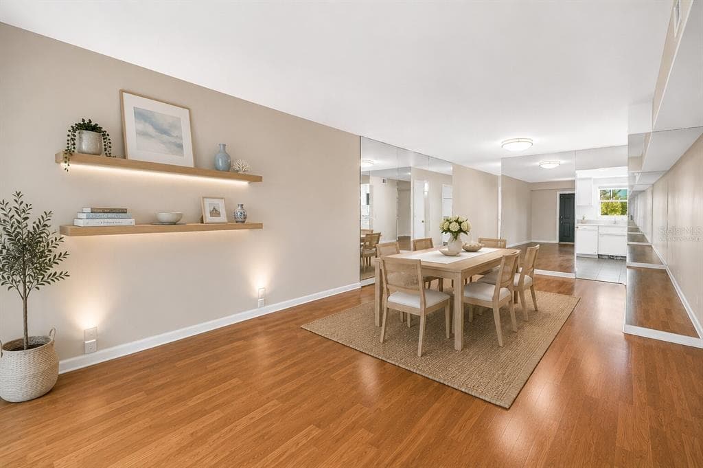 1868 SHORE DRIVE S 310 photo 7