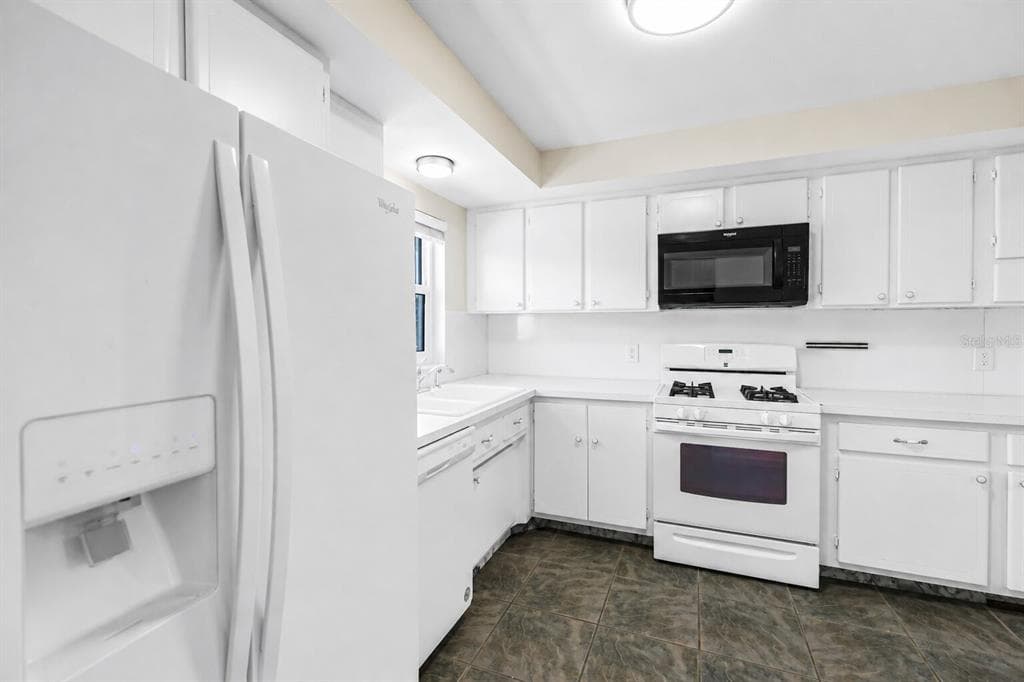1868 SHORE DRIVE S 310 photo 3